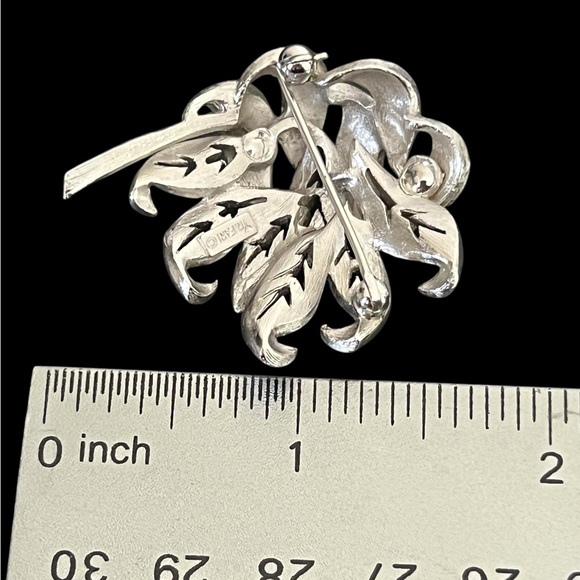 Vintage crown Trifari textured silver tone wind blown Blossom brooch - Picture 7 of 7